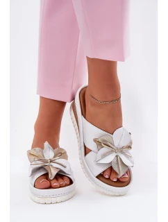 Skórzane Klapki Damskie Na Koturnie Z Ozdobnym Kwiatem Artiker 52C0537 Białe