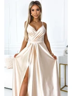 Elegantní dlouhé béžové dámské saténové šaty s výstřihem a rozparkem na noze model 19405276 - numoco