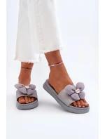 Dámské šedé sandály s ozdobou na nízké platformě model 21653401 - Boto Dámské šedé sandály s ozdobou na nízké platformě model 21653401 - Boto