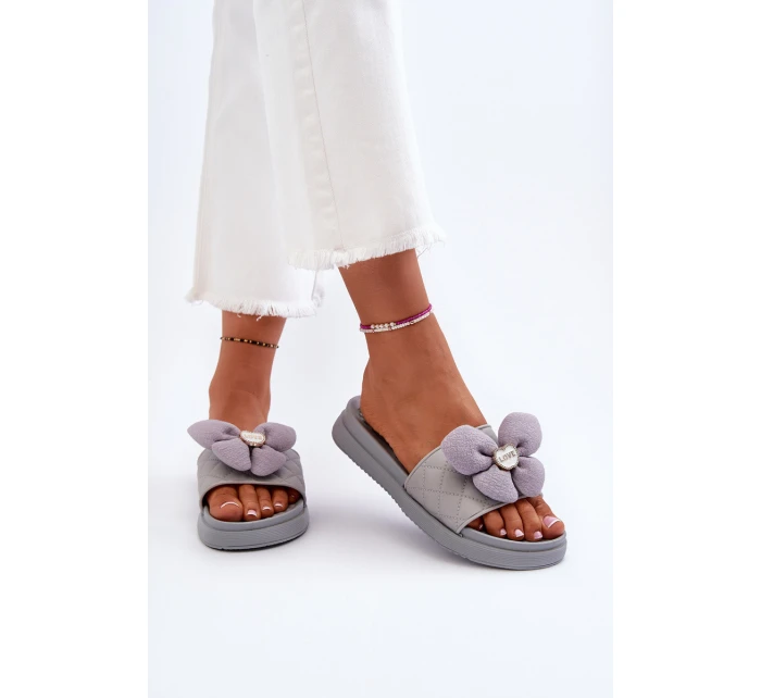 Dámské šedé sandály s ozdobou na nízké platformě model 21653401 - Boto Dámské šedé sandály s ozdobou na nízké platformě model 21653401 - Boto