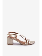 Sametové sandály na nízkém podpatku model 21661305 Zlaté - Maciejka