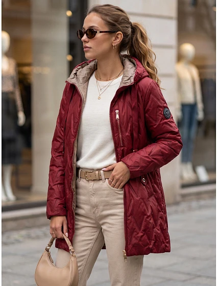 Kurtka damska przejściowa pikowana z kapturem bordowy model 22342158 - FashionStreet Kurtka damska przejściowa pikowana z kapturem bordowy model 22342158 - FashionStreet