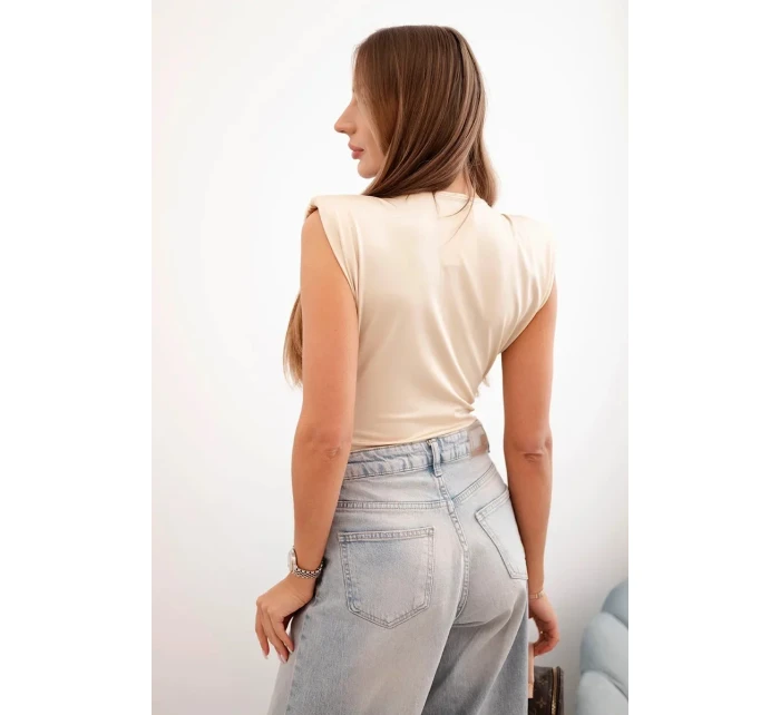 Dámska saténová blúzka s hlbokým výstrihom béžová