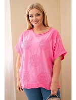 Dámská bavlněná halenka Plus size s model 22212494 květy růžová - K-Fashion Dámská bavlněná halenka Plus size s model 22212494 květy růžová - K-Fashion