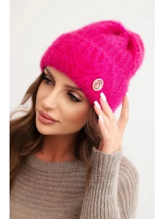 Dámska zimná čiapka z nadýchanej pleteniny a s elegantným fuchsiovým gombíkom