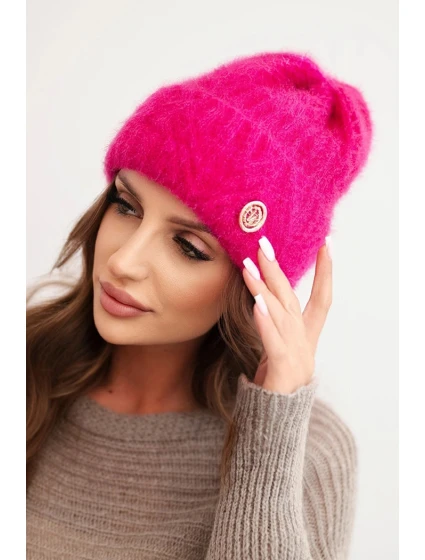 Dámska zimná čiapka z nadýchanej pleteniny a s elegantným fuchsiovým gombíkom Dámska zimná čiapka z nadýchanej pleteniny a s elegantným fuchsiovým gombíkom