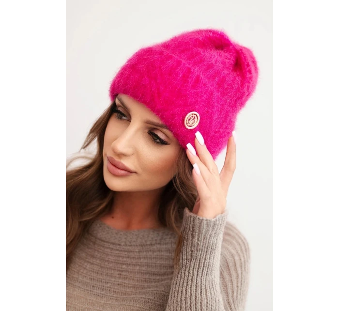 Dámska zimná čiapka z nadýchanej pleteniny a s elegantným fuchsiovým gombíkom Dámska zimná čiapka z nadýchanej pleteniny a s elegantným fuchsiovým gombíkom