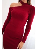 Dámske pletené šaty s dlhými rukávmi a asymetrickým výstrihom bordovej farby