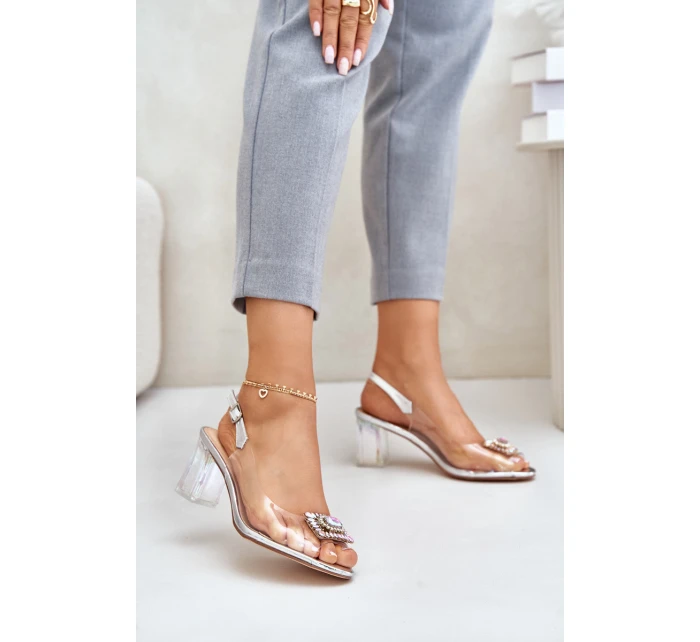 Průhledné sandály s broží na sloupku model 21675908 stříbrné - S.Barski Průhledné sandály s broží na sloupku model 21675908 stříbrné - S.Barski