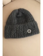 Dámská zimní čepice z huňaté pleteniny a s model 21441820 knoflíkem grafitová - K-Fashion Dámská zimní čepice z huňaté pleteniny a s model 21441820 knoflíkem grafitová - K-Fashion