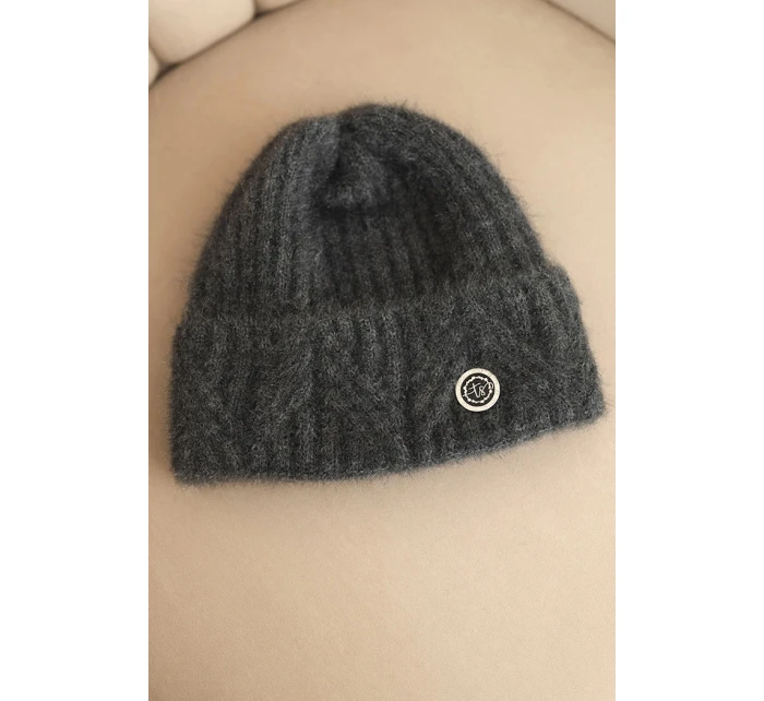 Dámská zimní čepice z huňaté pleteniny a s model 21441820 knoflíkem grafitová - K-Fashion Dámská zimní čepice z huňaté pleteniny a s model 21441820 knoflíkem grafitová - K-Fashion