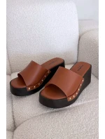 Dámské nazouváky na platformě se zlatými přezkami camel model 21918866 - Boto Dámské nazouváky na platformě se zlatými přezkami camel model 21918866 - Boto