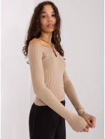 Béžový sveter s otvorenými ramenami a retiazkami