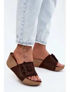 Kožené semišové dámské pantofle na platformě s ozdobným květinou Zazoo 40312 Hnědé