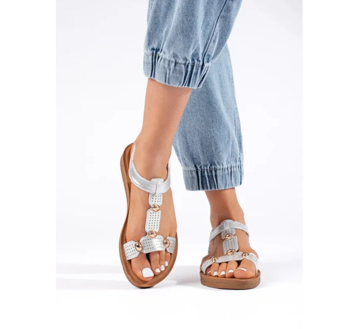 Moderné dámske strieborné sandále na plochom podpätku