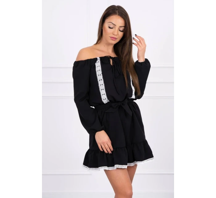 Šaty s otevřenými rameny a krajkou černé Šaty s otevřenými rameny a krajkou černé