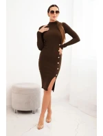 Dámske pruhované šaty s rolákom a ozdobnými gombíkmi hnedej farby