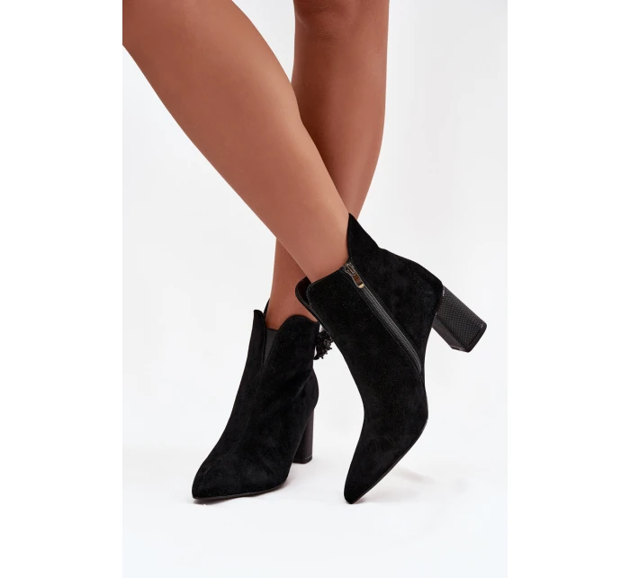 Dámske semišové čižmy na podpätku so zdobením D&A - čierne Dámske semišové čižmy na podpätku so zdobením D&A - čierne