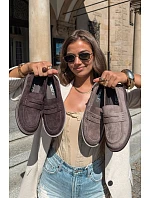 Dámské hnědé semišové mokasíny model 22348968 - VINCEZA Dámské hnědé semišové mokasíny model 22348968 - VINCEZA
