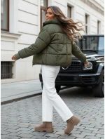 Dámská krátká zimní prošívaná bunda zelená Dstreet model 21990558 - FashionStreet Dámská krátká zimní prošívaná bunda zelená Dstreet model 21990558 - FashionStreet