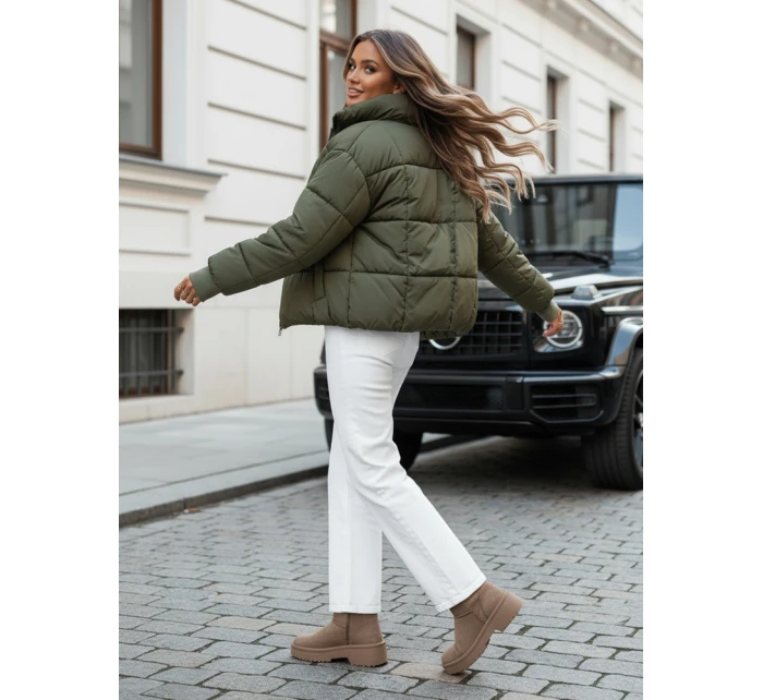 Dámská krátká zimní prošívaná bunda zelená Dstreet model 21990558 - FashionStreet Dámská krátká zimní prošívaná bunda zelená Dstreet model 21990558 - FashionStreet