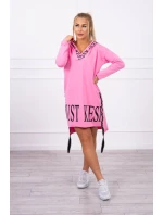 Svetloružové šaty s kapucňou a potlačou Svetloružové šaty s kapucňou a potlačou