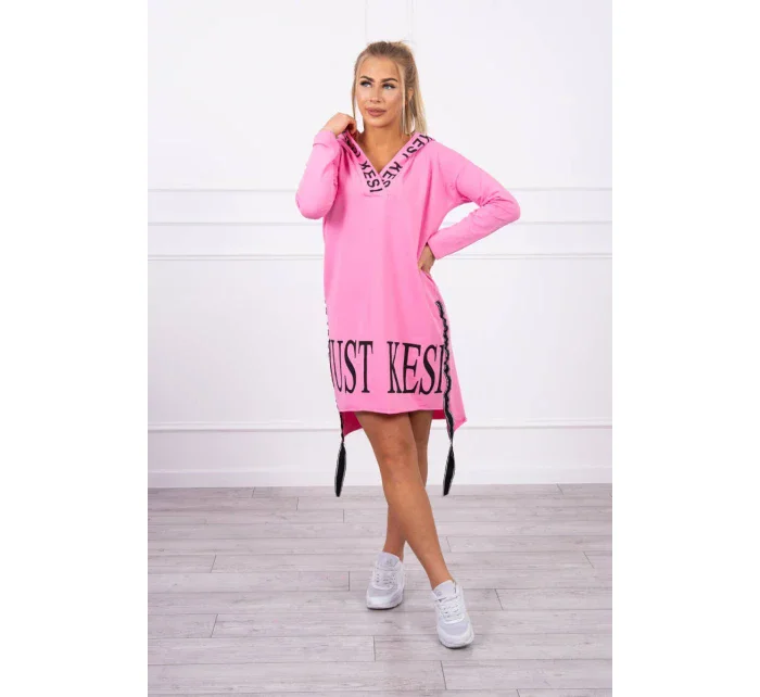 Svetloružové šaty s kapucňou a potlačou Svetloružové šaty s kapucňou a potlačou