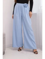 Dámské elegantní kalhoty s širokou nohavicí a ozdobným květem modré