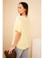 Dámsky sveter s krátkym rukávom voľného strihu žltý