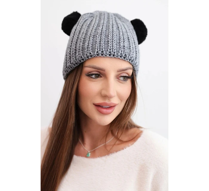 Dámská zimní pletená čepice s bambulí model 21817787 tmavě šedá - K-Fashion Dámská zimní pletená čepice s bambulí model 21817787 tmavě šedá - K-Fashion