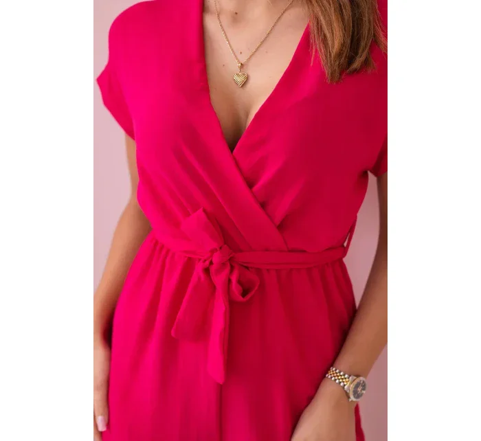 Krátky overal viazaný v páse fuchsiovej farby