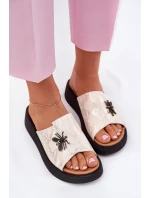 Dámské kožené pantofle s broží model 21695444 béžové - VINCEZA