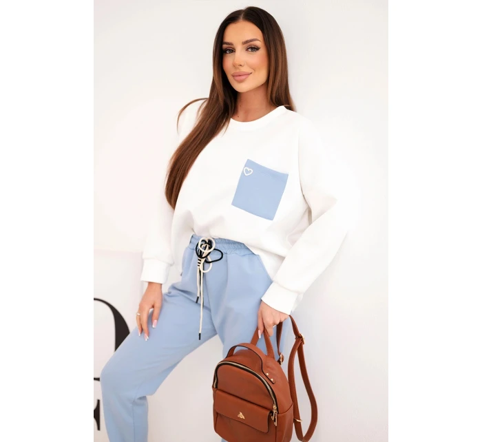 Dámska maslová súprava s kontrastným vreckom modrej farby Dámska maslová súprava s kontrastným vreckom modrej farby