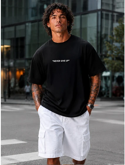 Pánske tričko oversize s nápisom NEVER GIVE UP čierne FashionStreet NX1041R Pánske tričko oversize s nápisom NEVER GIVE UP čierne FashionStreet NX1041R