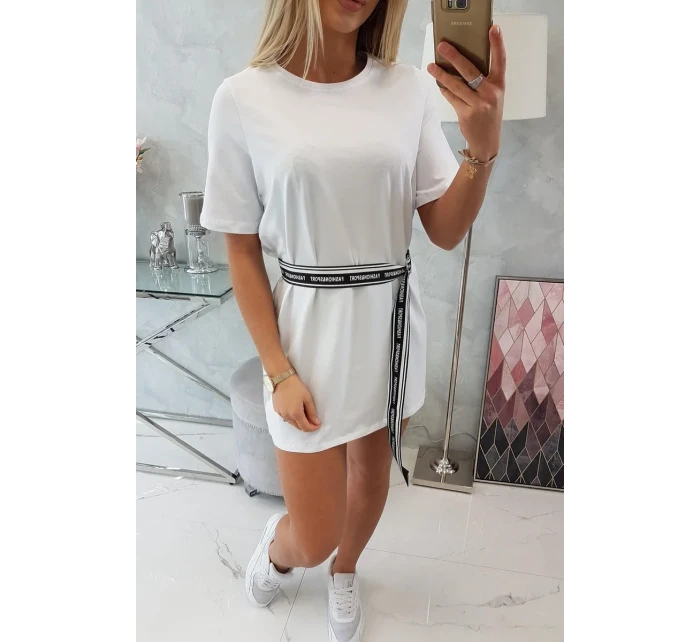 Šaty s ozdobným páskem bílé