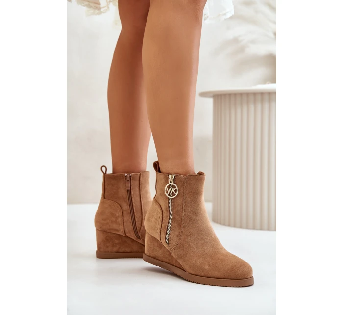 Zateplené boty na klínu s ozdobným zipem eko semišové camel model 21669825 - Boto