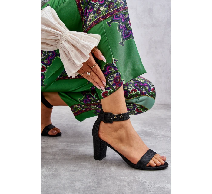 Lesklé sandály na podpatku Černé model 21608002 - Boto Lesklé sandály na podpatku Černé model 21608002 - Boto