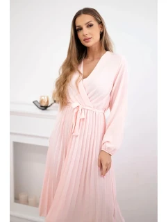 Šaty se model 21908515 plisovaným lemem pudrově růžová - K-Fashion