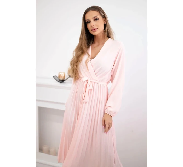 Šaty se model 21908515 plisovaným lemem pudrově růžová - K-Fashion