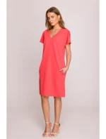 model 20966032 Šaty uvolněného střihu s výstřihem do V korálová barva - STYLOVE