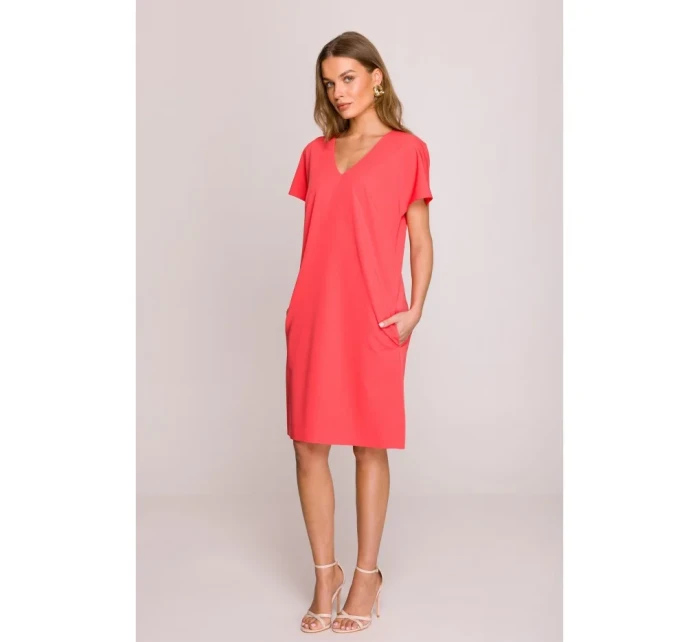 model 20966032 Šaty uvolněného střihu s výstřihem do V korálová barva - STYLOVE
