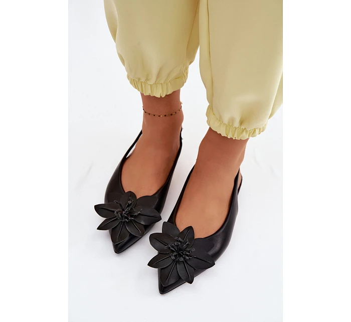 Dámské sandály na nízkém podpatku s květem Černé model 22102844 - Boto