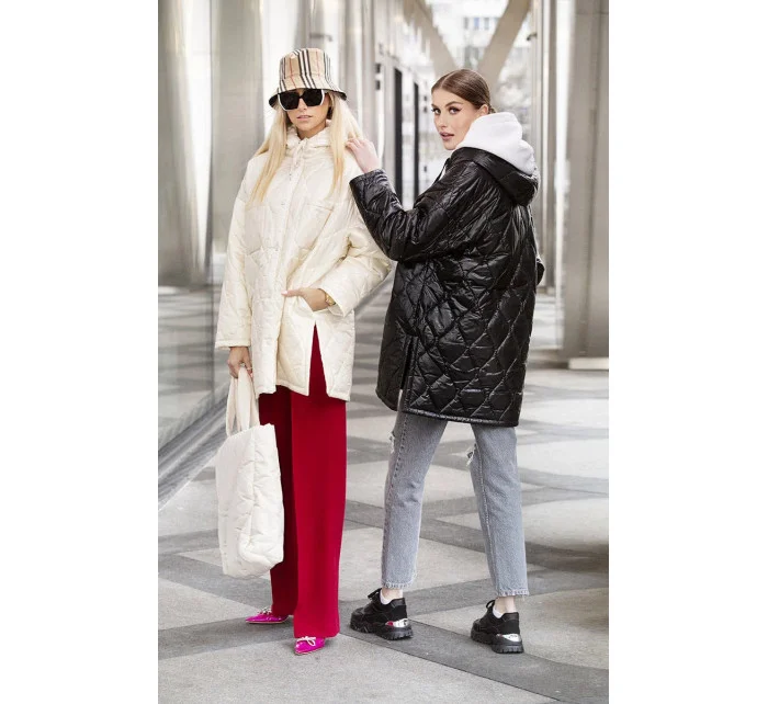 Černá prošívaná dámská oversize bunda s kapucí model 20471205 - Ann Gissy Černá prošívaná dámská oversize bunda s kapucí model 20471205 - Ann Gissy