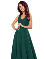 Dlouhé dámské šaty v lahvově zelené barvě s výstřihem model 17009607 - numoco