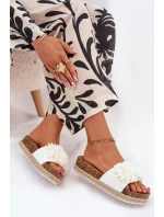 Dámske papuče na platforme s ozdobnými kvetmi - biele