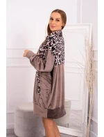 Velúrové šaty s maskovacím motívom mocca