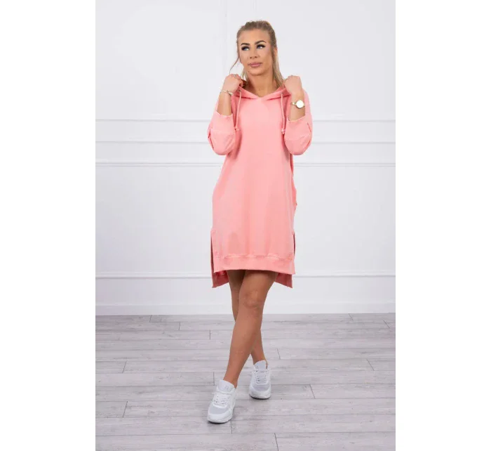 Šaty s kapucňou a dlhším chrbtom v marhuľovej farbe