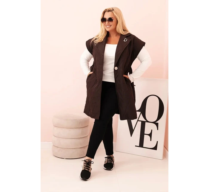 Dámská vesta Plus Size prošívaná s páskem a límcem hnědá