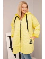 Dámská bunda Plus Size prošívaná s kapucí a nápisem model 21808667 žlutá - K-Fashion Dámská bunda Plus Size prošívaná s kapucí a nápisem model 21808667 žlutá - K-Fashion