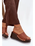 Dámské nazouváky na platformě se zlatými přezkami camel model 21918866 - Boto Dámské nazouváky na platformě se zlatými přezkami camel model 21918866 - Boto